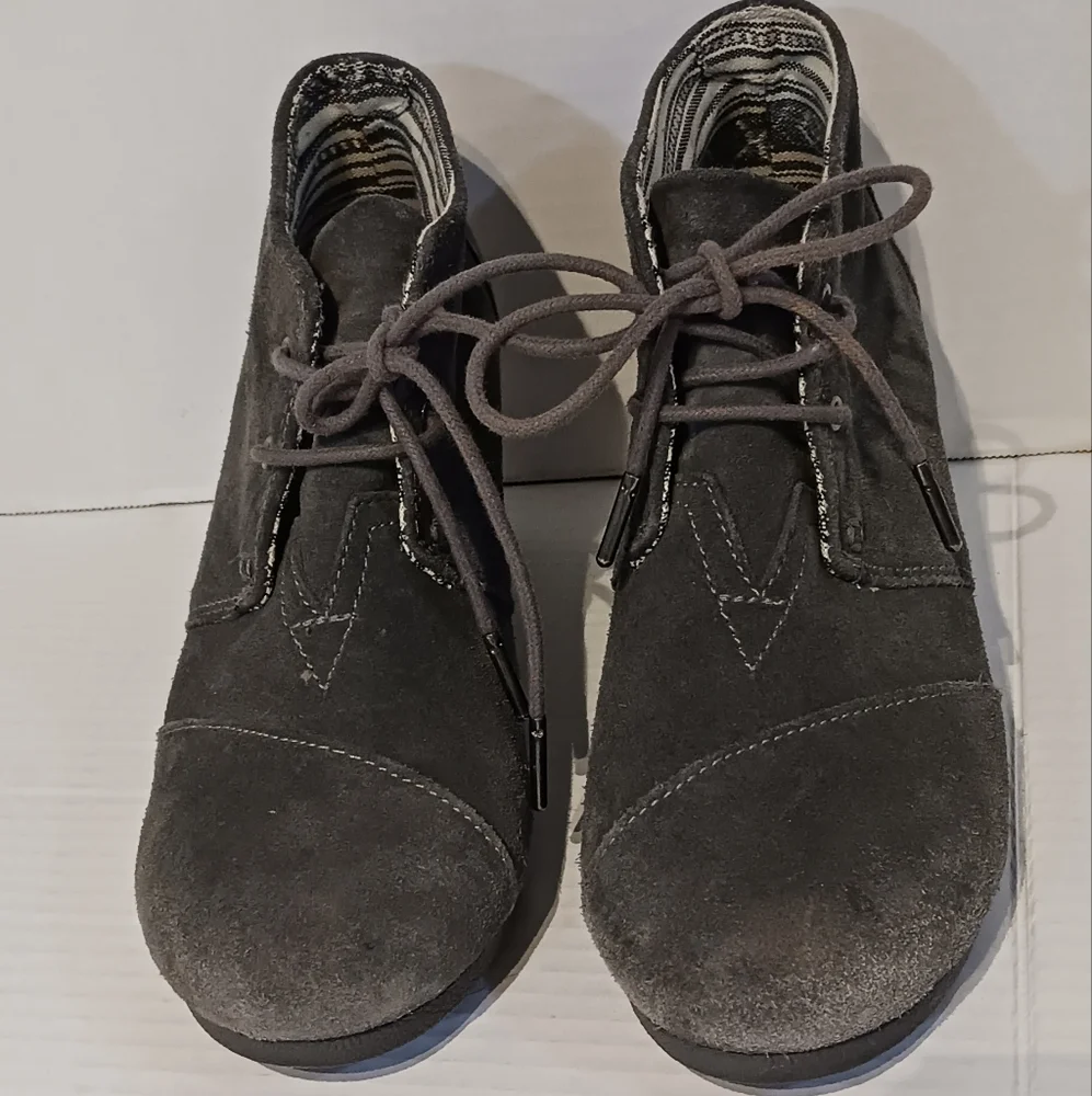 TOMS SZ.‎ 8 Gray Heeled Booties